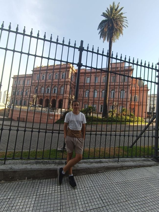 "La Casa Rosada" ist der Palast des Präsdidenten, ähnlich des weißen Hauses. Mit gefällt es persönlich besser als das weiße Haus, auch wenn der Garten nicht so überwältigend ist, da das "rosane Haus" in der Mitte des Regierungsviertels nahe des Hafens in der Mitte von Buenos Aires steht. 