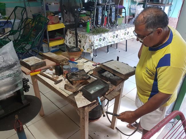 Luque bei Don Mateo: Reinigen des Schmuckstücks in Säure