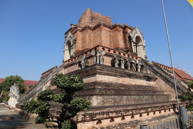 Wat Chedi Luang von der Seite.