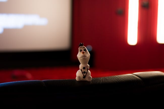 Olaf auf der Suche nach einer Umarmung während eines Kinofilms 