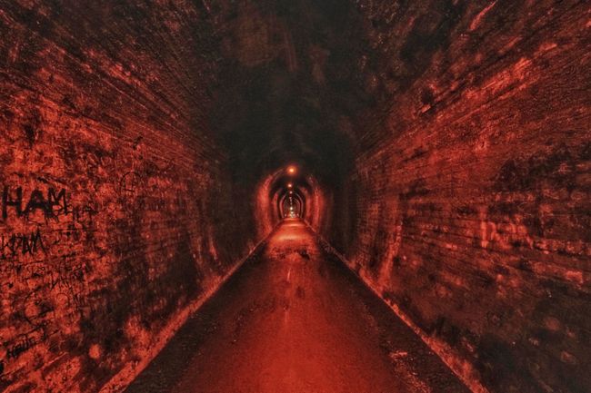 1 km durch diesen Horrorfilm-Tunnel