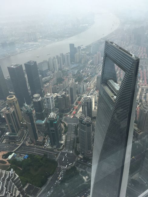 Vom Shanghai- Tower aus sieht man den „Flaschenöffner“ aus ungewohnter Perspektive.