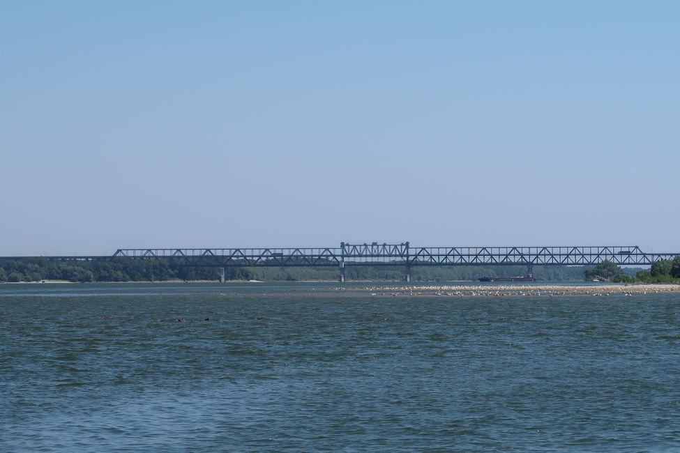Die 1954 erbaute "Freundschaftsbrücke" aus einiger Entfernung betrachtet