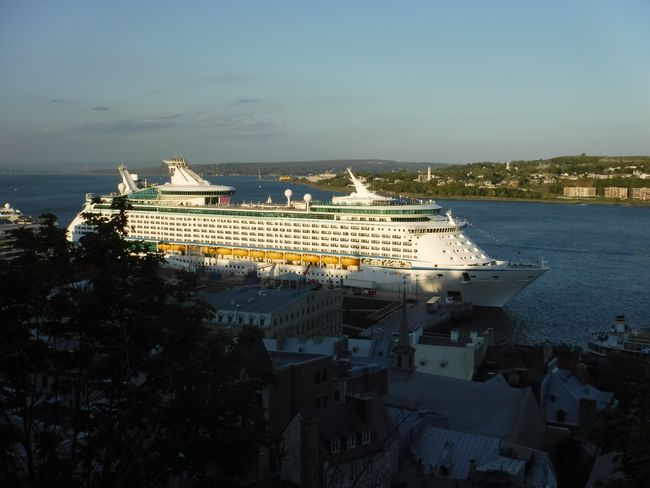 La “Adventure of the Seas” desde la parte alta de la ciudad de Quebec