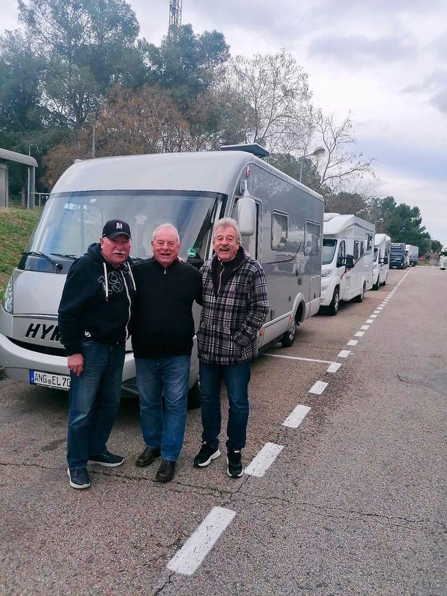 The last break: Ricci, Gerd, and Volker (from left) in front of our motorhome queue.
