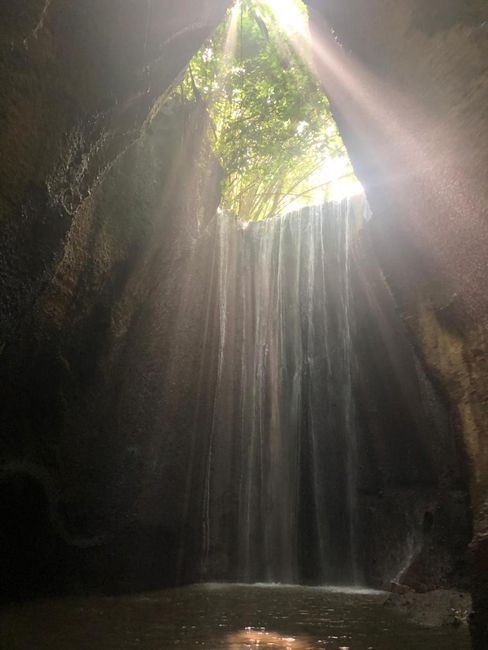 Wasserfall in einer Höhle.