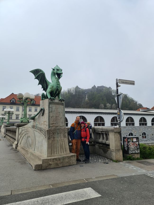 Die berühmte Drachenbrücke mit Burg in Hintergrund in Ljubljana. Ein Foto ist hier muss.