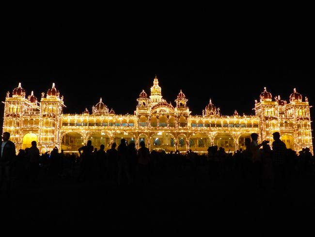 Sonntags beleuchten 90000 Glühbirnen den Palast für eine Stude