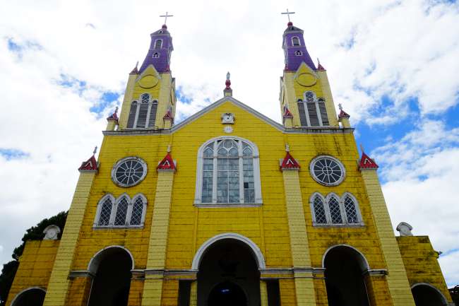 Die schöne, bunte Kirche in Castro