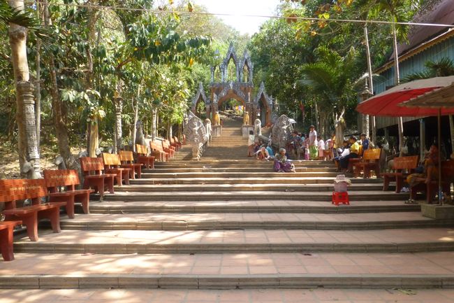Dann ging es die Stufen zur Preah Ang Thom Pagode hoch.