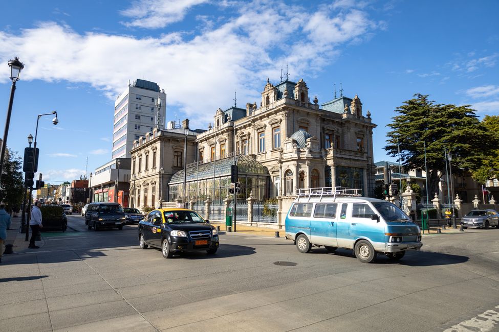 Typische Straßenkreuzung in der Innenstadt von Punta Arenas