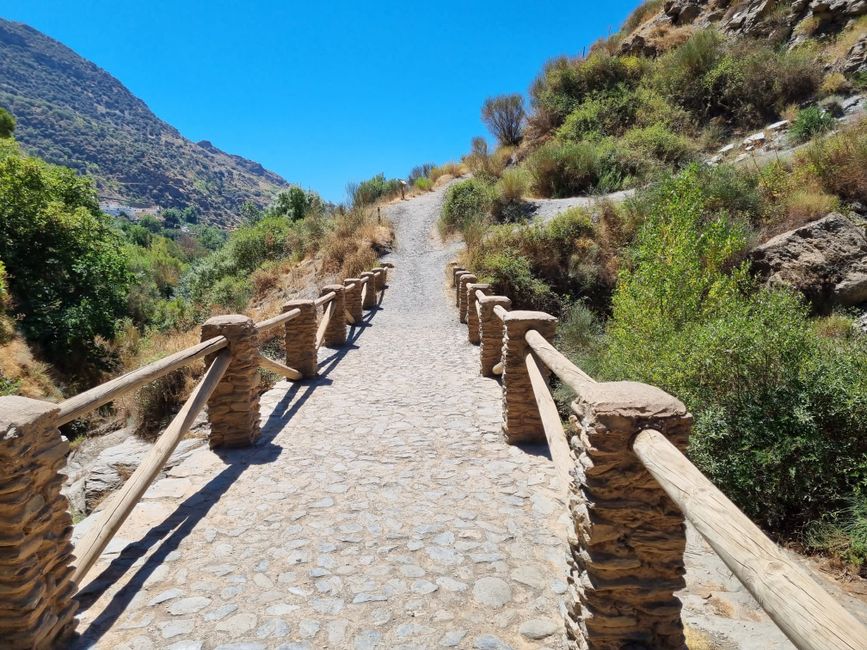 The hiking trail in Sierra Nevada