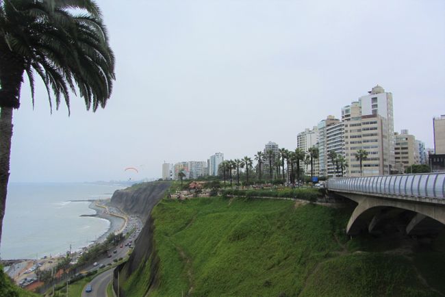 The coast of Miraflores attracts paragliders