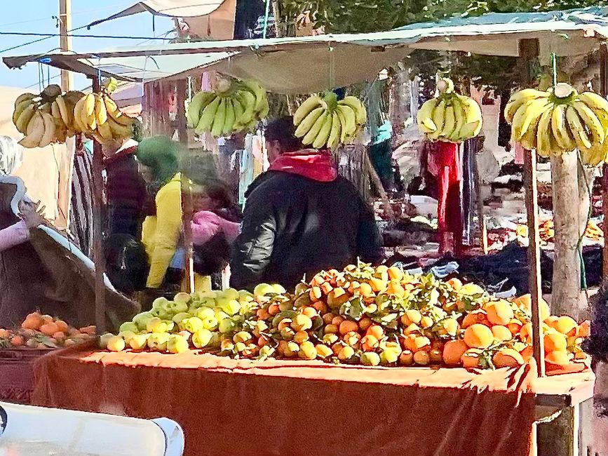 Fruit stands, mostly with bananas, apples, and oranges on offer. (Photo: Birgit)