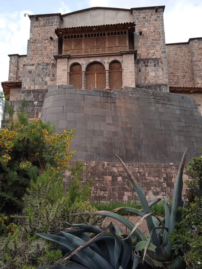 Von unten nach oben: Prainka-Fundament, Inka-Sonnentempel, katholische Kirche, 