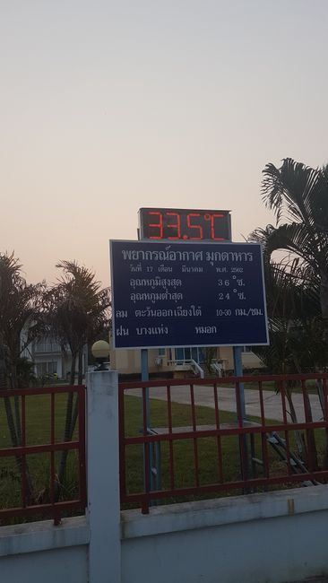 Es war um die Uhrzeit noch richtig warm. So verharrte ich sechs Stunden, bis letztendlich um 20:45 Uhr der Bus losfuhr nach Bangkok. 
