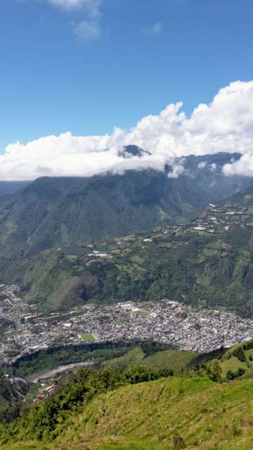 Active volcano 'Tungurahua' (5016 m)