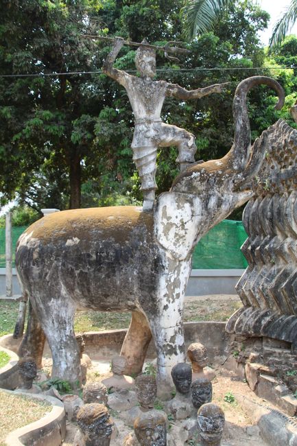 Statue: Mensch reitet einen Elefanten