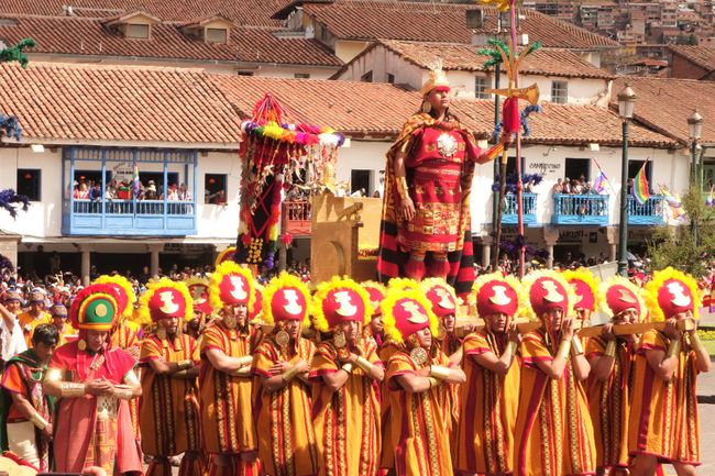 Die eigentlich Prozession, in der der Inka um den Plaza gefuehrt wurde.