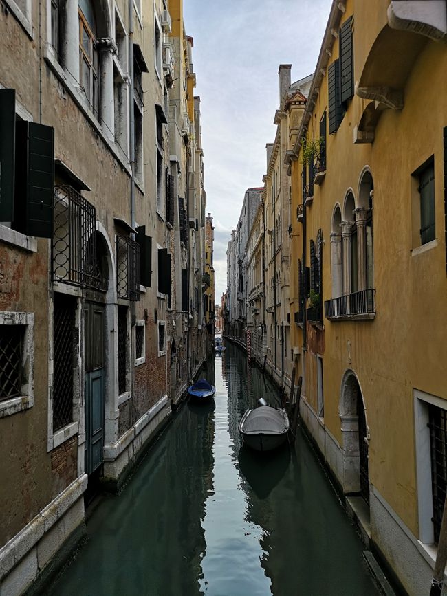 Die vielbefahrenen Kanäle in den Gassen Venedigs.
