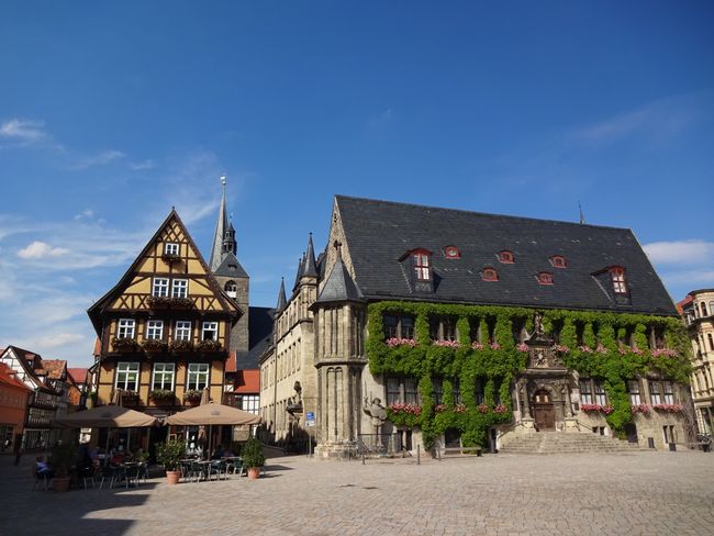 Das Rathaus in Quedlinburg mit dem Roland davor