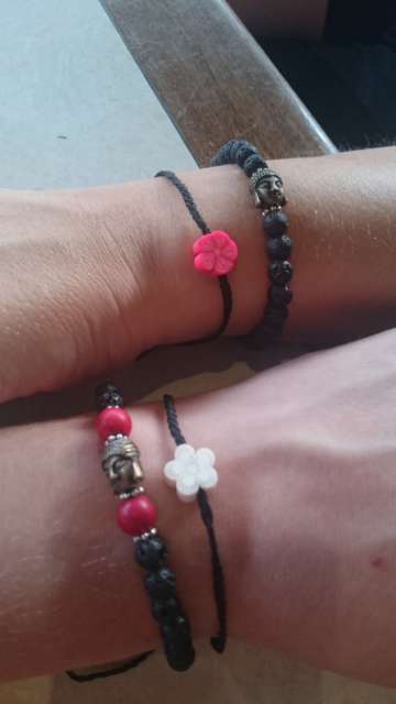 Flower friendship bracelets = fun while shopping with leftover alcohol ;-)