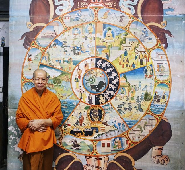 Erklärung buddhistischer Wandbilder von einem Mönch
