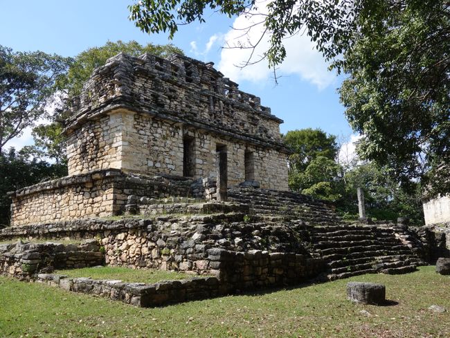 Zu den zwei kleineren Neben-Tempelbezirken von Yaxchilán kletterten an diesem Tag nur wir: über Stock und die Steine der nicht ausgegrabenen Ruinen, auf einem schmalen Pfad im Dschungel. Belohnt wird man mit dem Gefühl, eine Entdeckerin zu sein.