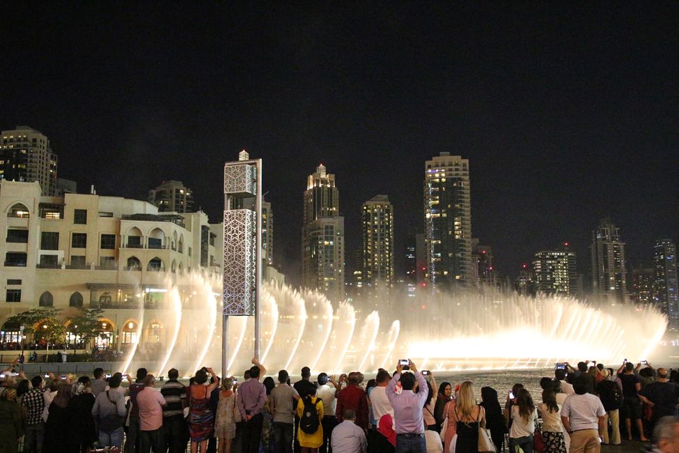 Dubai Fountain - Water shows at the Burj Khalifa