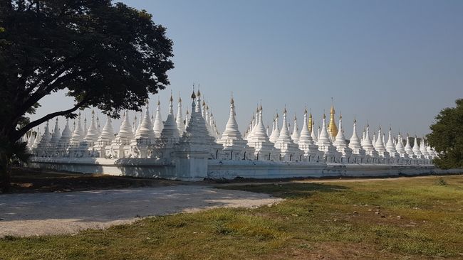 Zweites Areal mit Stupas. 