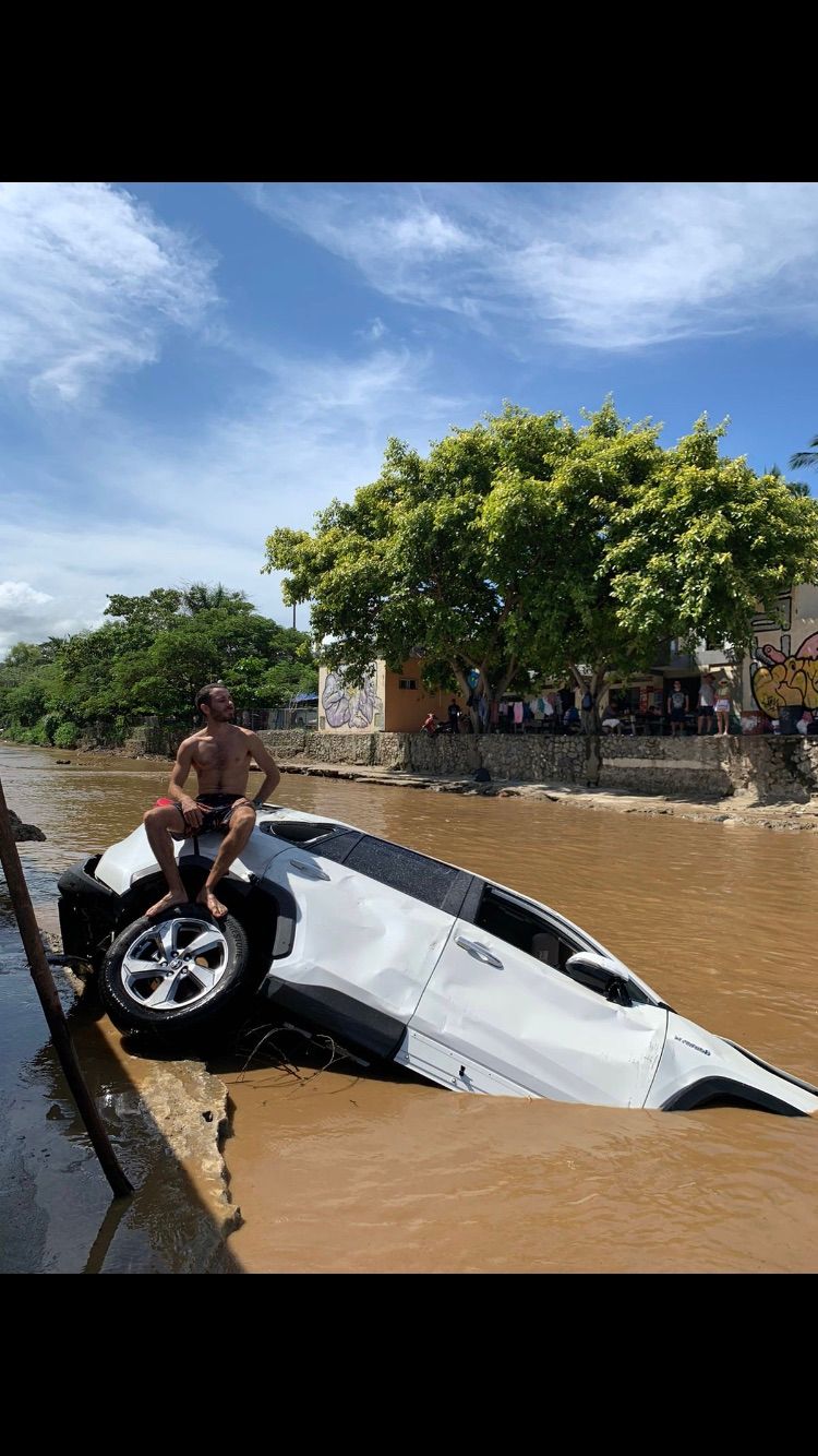 Bloyd auf einem Auto im Fluss nach dem Regen