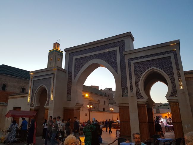 Tor in die Medina von Fes bei Nacht 
