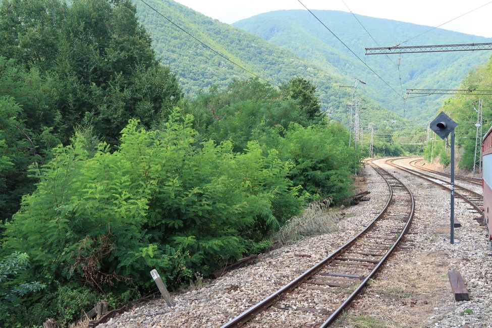 Mit dem Zug das Balkan-Gebirge hinauf Richtung Veliko Tarnovo.