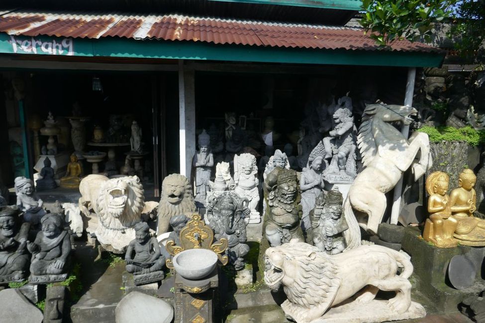 entlang der Straße werden Tempelfiguren angeboten