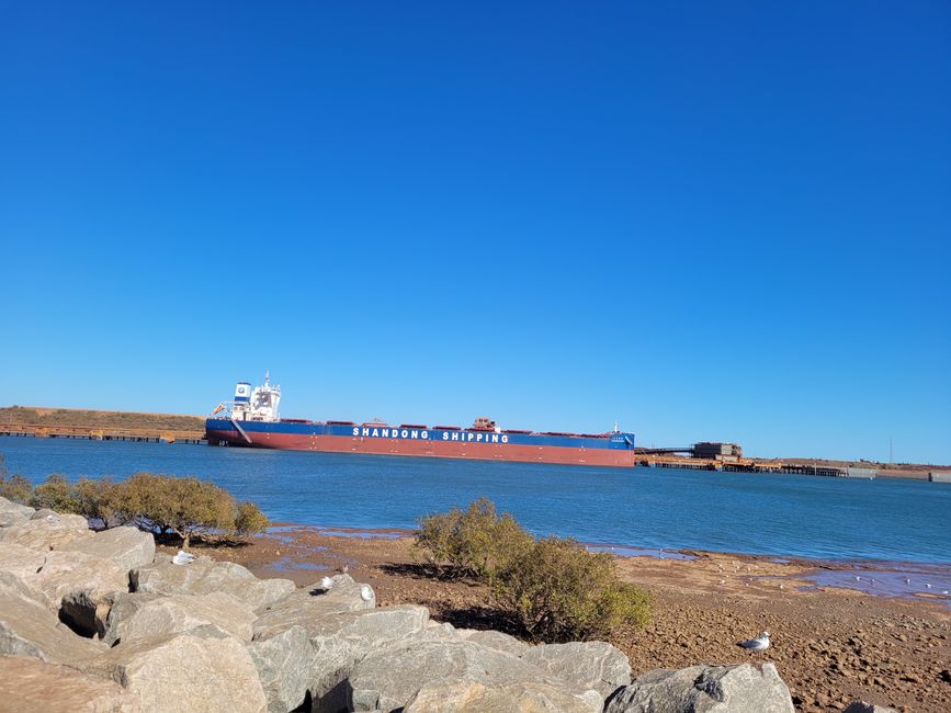 Port Hedland lookout -> ships to transport mine stuff (irone ore?)