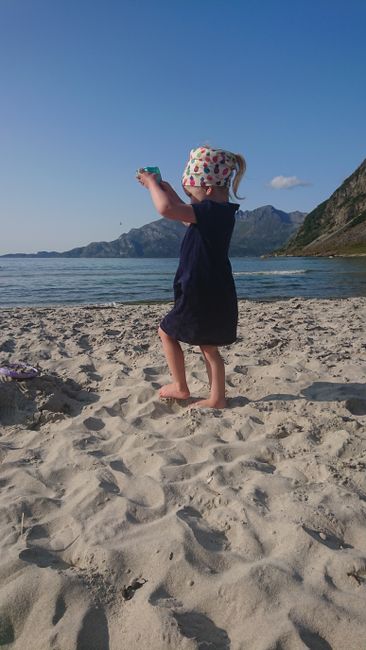 Kvaløya: sandy beach and lucky anglers