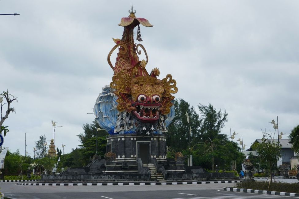 Patung Mandala ist eine Statue auf einer Straßenkreuzung an der Hafeneinfahrt