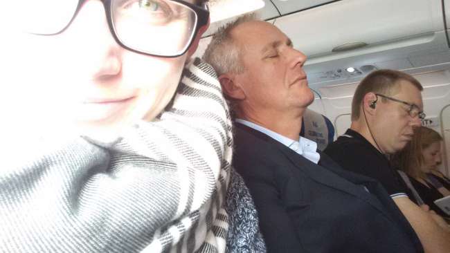 Nette Flugbegleitung, die schon beim Start geschlafen hat. Sind wohl Vielflieger