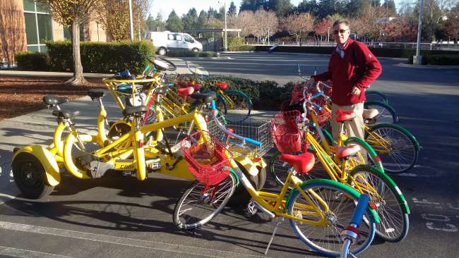 माउंटेनव्यू/कैलिफ़ोर्निया में Google के मुख्यालय का दौरा। विस्तृत मैदानों का भ्रमण करने के लिए आगंतुकों को सुंदर, रंगीन Google साइकिलें (जी-बाइक) उपलब्ध कराई जाती हैं। इसे ही मैं सेवा कहता हूँ! 👍