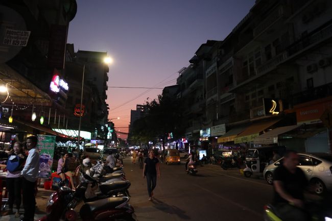 Eine Straße von Phnom Penh bei Nacht.