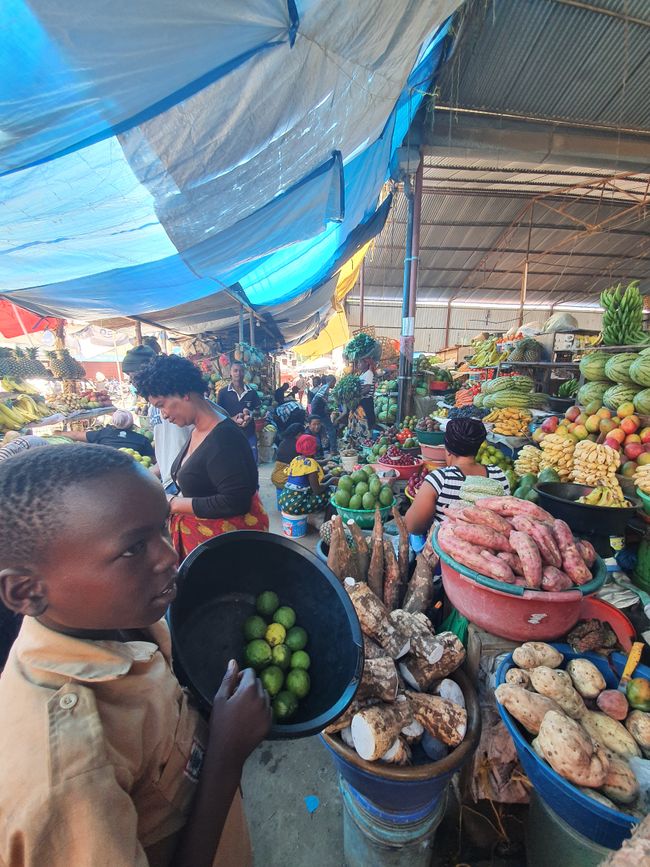 Ein Verkäufer mit Limetten auf dem Market in Arusha