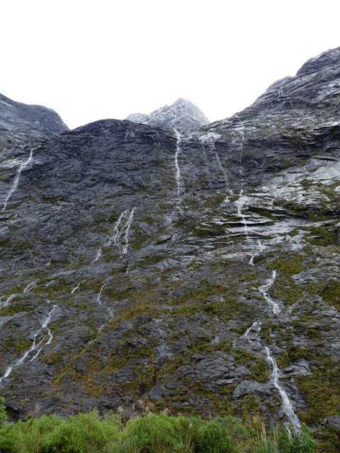 Tausende Wasserfaelle kommen von der steilen Felswand runter