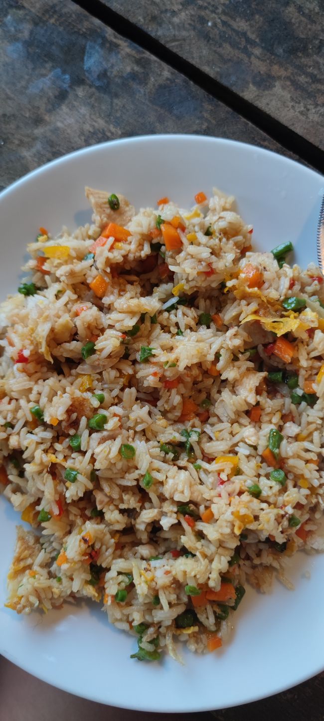 Reis mit Gemüse und Hühnchen 