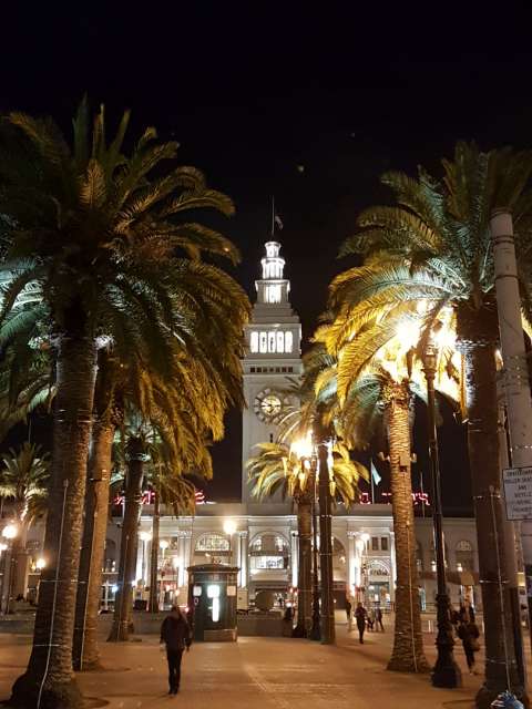 सैन फ्रांसिस्को खाड़ी पार करने आह् ली फेरी आस्तै बड्डा टर्मिनल फेरी बिल्डिंग च शाम दा मूड
