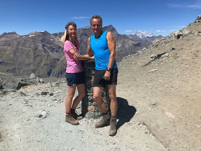 hinter uns der Mont Blanc, der mit dem Sahnehäubchen ...