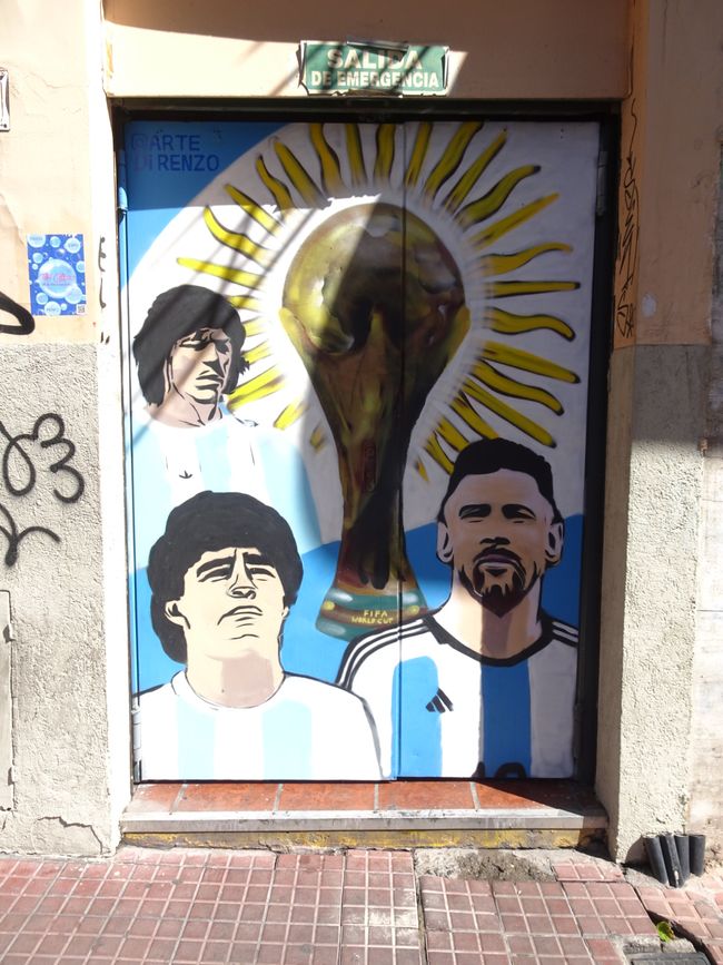 Die Helden der gewonnenen Weltmeisterschaften 1978, 1986 und 2022: Kempes, Maradona und Messi