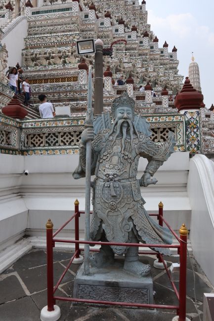 Wache am Wat Arun.