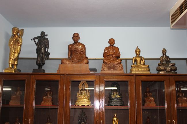 Wat Intharawihan: Buddhasammlung auf Schrank