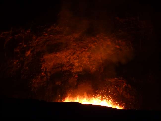 Kochende Lava im Vulkankrater Halema‘uma’u in der Nacht