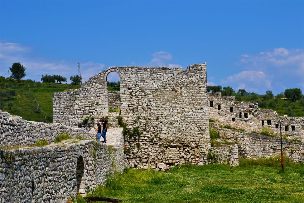 alte Mauerreste der Burg in Berat